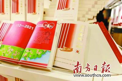 五岁男童被卷入车底，过路群众合力抬车救人